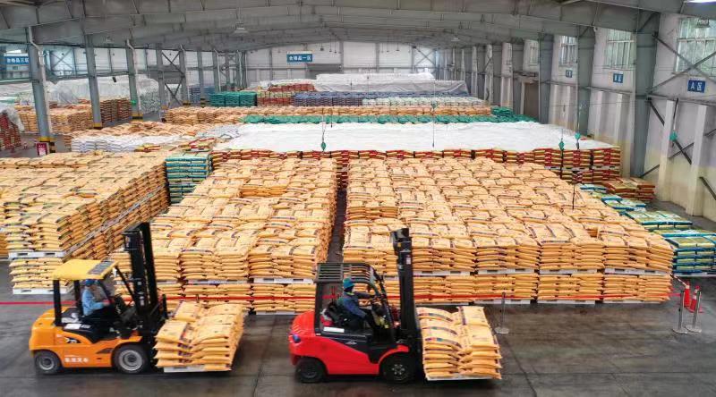 川觀(guān)新聞：農資企業(yè)生產(chǎn)線(xiàn)上過(guò)大年